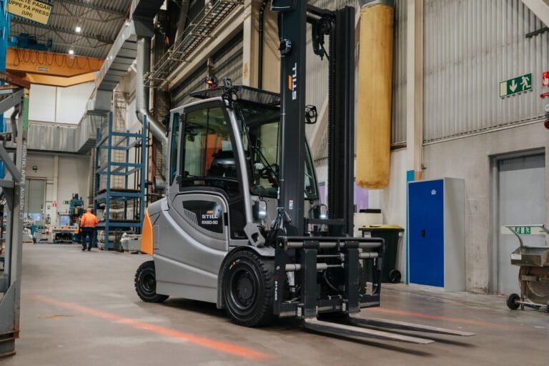 EBP logistik: truck kör i produktionshall och flyttar material mellan press och lager för effektiv leverans av karossdelar.