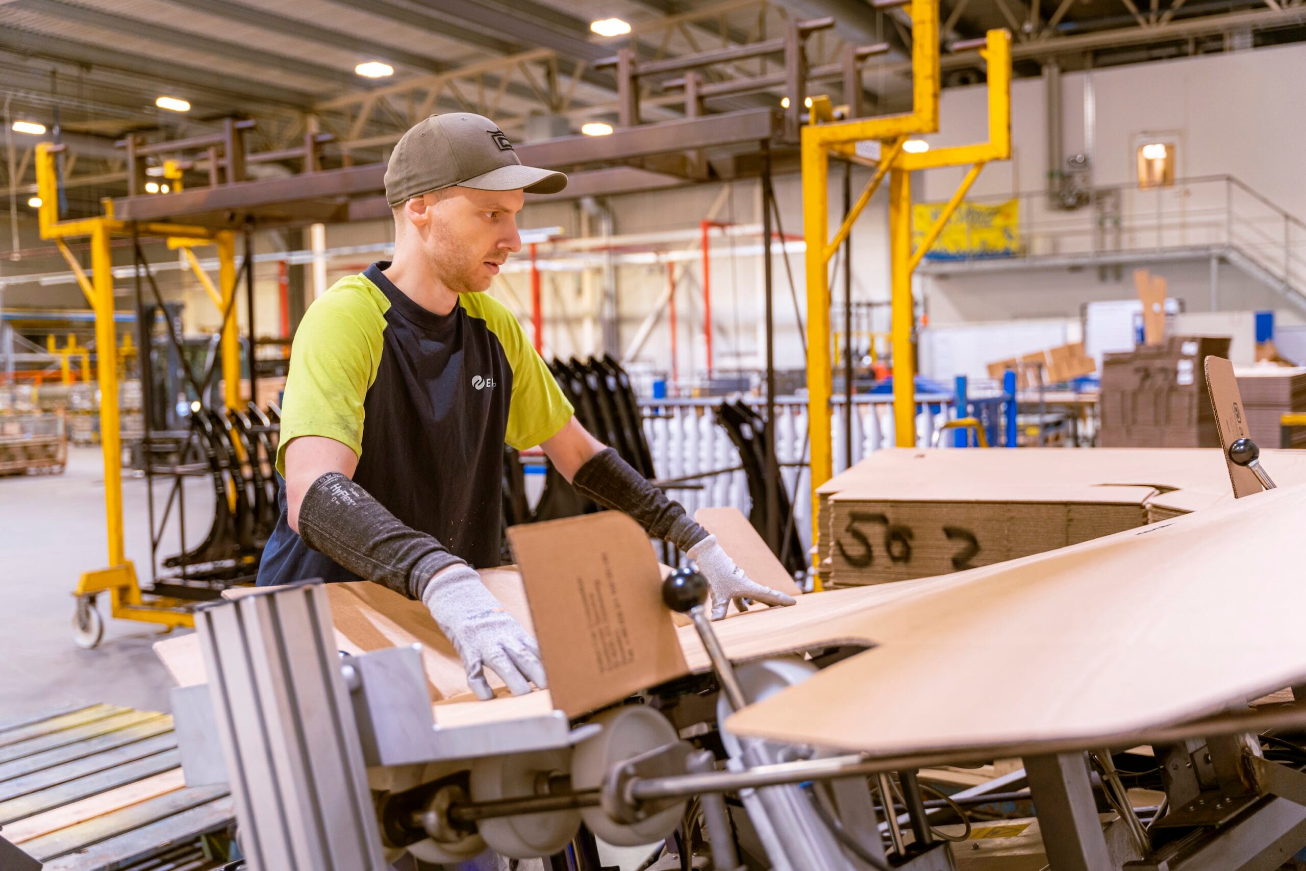 Medarbetare på EBP i Olofström som arbetar med packning för industri, där bilkomponenter förbereds och förpackas för säker transport till fordonsindustrin.