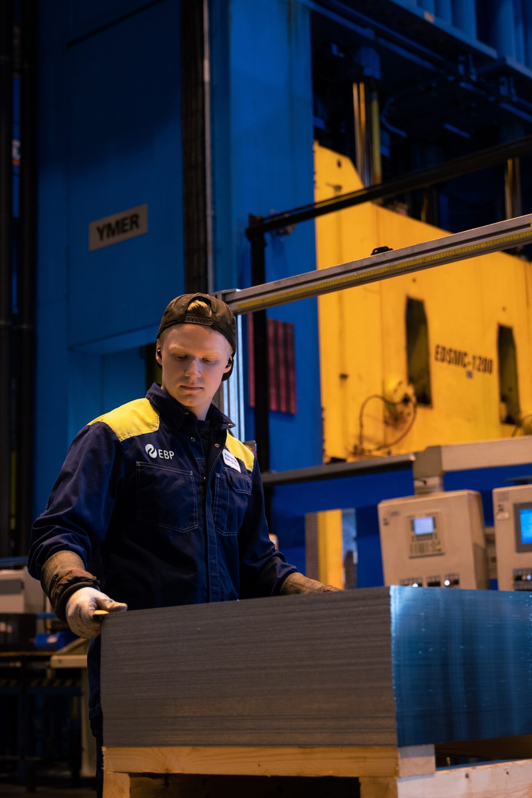 EBP serieproduktion: operatör övervakar presslina i fabriken för tunnplåtsbearbetning av karossdelar.